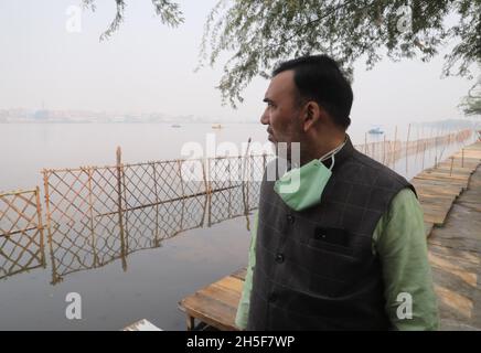 Neu-Delhi, Indien. November 2021. Der Umweltminister von Delhi, Gopal Rai, besucht Bhalswaghat während der Vorbereitung des Chhath-Ghats im Rahmen der Aufführungsrituale für das bevorstehende Hindu-Festival Chhath Puja.die Regierung von Delhi bereitet 800 Ghats für Anhänger vor, die Chhath Puja durchführen und feiert das Hindu-Festival in ihren lokalen Gebieten. Kredit: SOPA Images Limited/Alamy Live Nachrichten Stockfoto