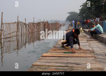 Neu-Delhi, Indien. November 2021. Ein Anhänger passt die hölzerne Plattform während der Vorbereitung des Chhath Ghat als Teil der Durchführung Rituale für die bevorstehende Hindu-Festival Chhath Puja im Bhalswaghat.Delhi Regierung bereitet 800 Ghats für Anhänger Chhath Puja durchzuführen und feiert das Hindu-Festival in ihren lokalen Gebieten. Kredit: SOPA Images Limited/Alamy Live Nachrichten Stockfoto