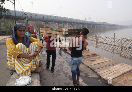 Neu-Delhi, Indien. November 2021. Anhänger tragen die hölzerne Plattform während der Vorbereitung des Chhath Ghat als Teil der Durchführung Rituale für die bevorstehende Hindu-Festival Chhath Puja im Bhalswaghat.Delhi Regierung bereitet 800 Ghats für Anhänger Chhath Puja durchzuführen und feiert das Hindu-Festival in ihren lokalen Gebieten. Kredit: SOPA Images Limited/Alamy Live Nachrichten Stockfoto