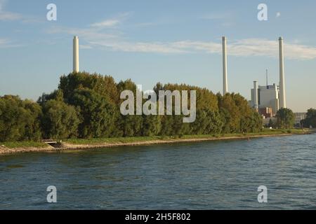 Kraftwerk Karlsruhe, in der Dämmerung vom Rhein aus gesehen, Daxlanden, Karlsruhe, Baden-Württemberg, Deutschland Stockfoto