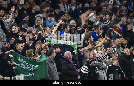 Newcastle-Fans während des Premier League-Spiels zwischen Brighton & Hove Albion und Newcastle United im Amex Stadium in Brighton, Großbritannien - 6. November 2021 - nur für redaktionelle Verwendung. Keine Verkaufsförderung. Für Football-Bilder gelten Einschränkungen für FA und Premier League. Keine Nutzung des Internets/Handys ohne FAPL-Lizenz - für Details wenden Sie sich an Football Dataco Stockfoto