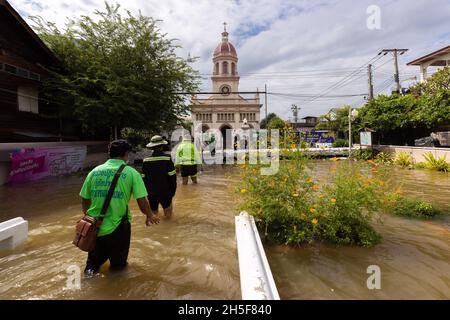 Bangkok, Thailand. November 2021. Menschen sehen, wie sie vor der Kirche von Santa Cruz durch das Flutwasser laufen.der Chao Phraya Fluss ist überflutet, beeinflusst durch starke Regenfälle, die die Kudi Chin Gemeinschaft verursachen und viele niedrig gelegene Gebiete entlang des Chao Phraya Flusses überflutet haben. (Foto: Phobthum Yingpaiboonsuk/SOPA Images/Sipa USA) Quelle: SIPA USA/Alamy Live News Stockfoto