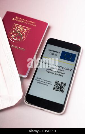 Helsinki / Finnland - 9. NOVEMBER 2021: Nachahmung des digitalen Covid-19-Impfzertifikats der EU auf einem Smartphone. Stockfoto