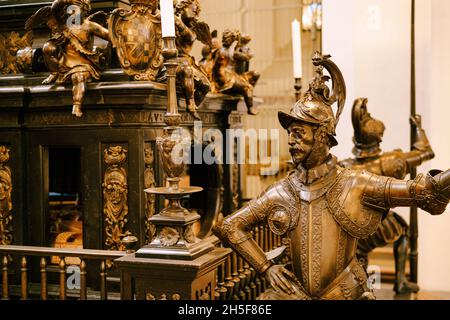 Ritterstatuen am Kenotaph von Ludwig IV. In der Frauenkirche. München, Deutschland Stockfoto