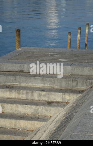 Treppe zum Rhein am Kleinbaselufer, Basel, Schweiz Stockfoto