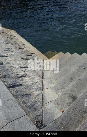 Treppe zum Rhein am Kleinbaselufer, Basel, Schweiz Stockfoto