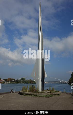 Metallskulptur im Rheinhafen Kleinhüningen symbolisiert das Dreiecksgebiet an der Flussmitte Schweiz Deutschland Frankreich, Basel, Schweiz Stockfoto