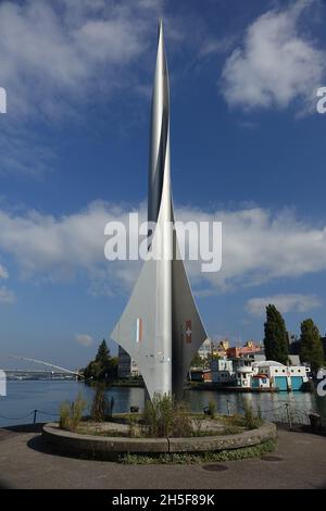 Metallskulptur im Rheinhafen Kleinhüningen symbolisiert das Dreiecksgebiet an der Flussmitte Schweiz Deutschland Frankreich, Basel, Schweiz Stockfoto