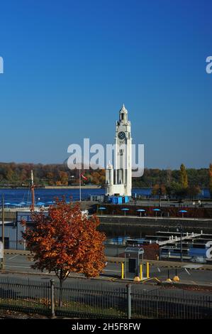 Die Tour de l'Horloge (Uhrenturm) von der Rue Port-de-Montreal Stockfoto