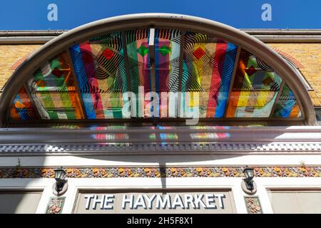 England, Hampshire, Basingstoke, Das Haymarket Theatre, Das Glaseingangsdach Stockfoto