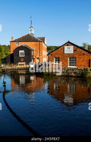 England, Hampshire, Whitchurch, die historische Whitchurch Seidenmühle und das Museum spiegeln sich im River Test wider Stockfoto