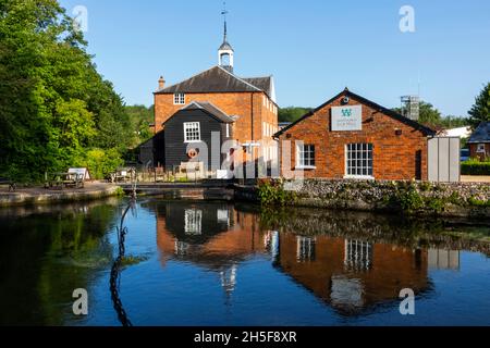 England, Hampshire, Whitchurch, die historische Whitchurch Seidenmühle und das Museum spiegeln sich im River Test wider Stockfoto