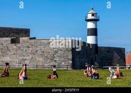 England, Hampshire, Portsmouth, Southsea, Männer und Frauen Exeercising vor Southsea Castle Stockfoto