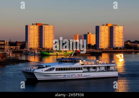 England, Hampshire, Portsmouth, Gosport Skyline und Wightlink Passenger Ferry Stockfoto