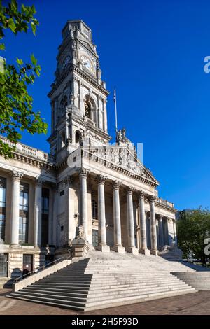 England, Hampshire, Portsmouth, Guildhall Square, Bronzestatue von Charles Dickens von Martin Jennings Stockfoto