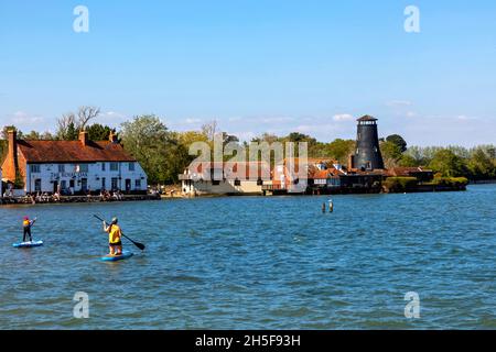 England, Hampshire, Langstone, Chichester Harbour, Blick auf den Royal Oak Pub und Kunden im High Tide Stockfoto