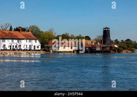 England, Hampshire, Langstone, Chichester Harbour, Blick auf den Royal Oak Pub und Kunden im High Tide Stockfoto