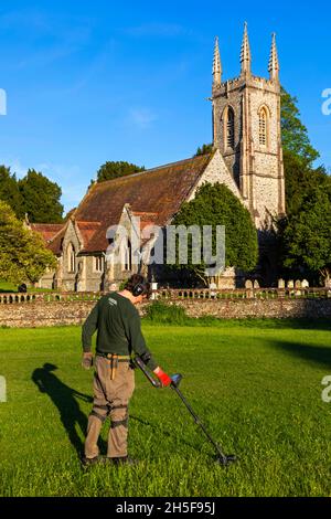 England, Hampshire, Alton, Chawton, Metalldetektor vor der Pfarrkirche von St. Nichola Stockfoto