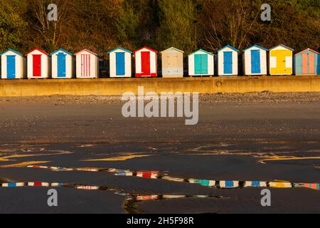 England, Isle of Wight, Shanklin Beach, Bunte Strandhütten und Klippen Stockfoto