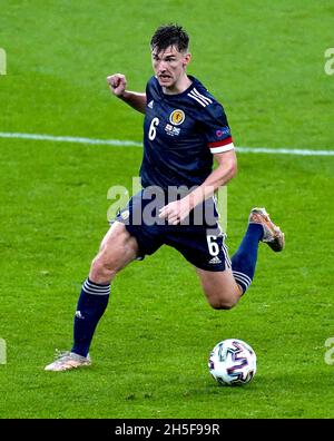 Datei-Foto vom 18-06-2021 des schottischen Kieran Tierney während des UEFA Euro 2020 Gruppe D-Spiels im Wembley Stadium, London. Kieran Tierney hat während seiner ersten Trainingseinheit in Schottland diese Woche jegliche Bedenken bezüglich seiner Fitness ausgeräumt. Ausgabedatum: Dienstag, 9. November 2021. Stockfoto