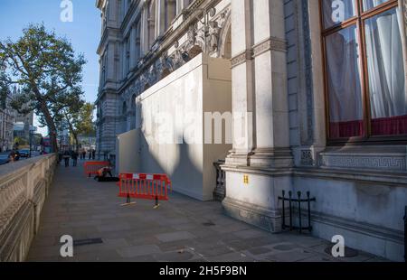 Westminster Abbey, London, Großbritannien. 9. November 2021. In Whitehall neben dem Cenotaph for Remembrance Sunday werden die Vorbereitungen fortgesetzt, für den Gottesdienst werden am Sonntag, dem 14. November VIP-Gehäuse installiert. Quelle: Malcolm Park/Alamy Live News. Stockfoto