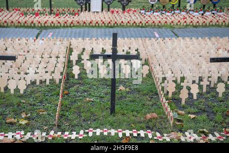 Westminster Abbey, London, Großbritannien. 9. November 2021. Die Vorbereitungen für das Erinnerungsfeld 2021 in der Westminster Abbey vor dem St. Margarets Church for Remembrance Sunday gehen weiter, wobei auf 250 Parzellen, die Verbände der Regimenter und der bewaffneten Dienste repräsentieren, noch Kreuze aufgestellt werden. Quelle: Malcolm Park/Alamy Live News. Stockfoto