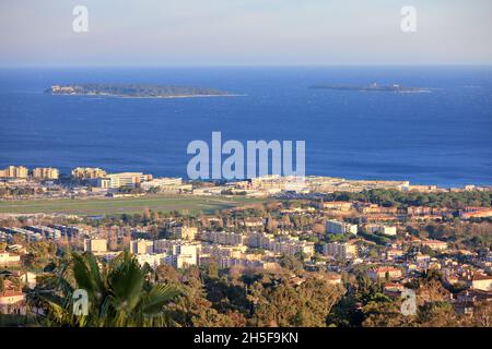 Draufsicht auf Cannes Mandelieu, Alpes-Maritimes, 06, Französische Riviera, PACA Stockfoto