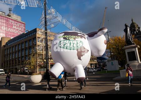 Glasgow, Schottland, Großbritannien. 9. November 2021: Klimaaktivisten auf dem George Square mit einem aufblasbaren Tier sagen, dass sie den pflanzenbasierten Vertrag am zehnten Tag der UN-Klimakonferenz COP26 unterstützen. Kredit: Skully/Alamy Live Nachrichten Stockfoto