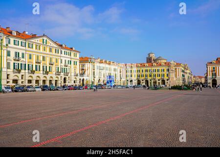 Piazza Tancredi (Ducchio) Galimberti, der Hauptplatz von Cuneo, wird auch das Wohnzimmer von Cuneo genannt und hat eine Fläche von fast 24,000 Quadratmetern. Stockfoto