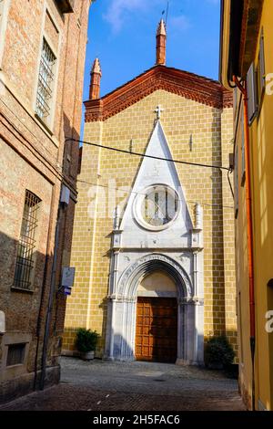 Die Westseite der St. Francis Kirche an der Via Santa Maria in Cuneo ist ein wertvolles architektonisches Zeugnis der mittelalterlichen Stadt, der Hauptstadt von Cuneo Stockfoto