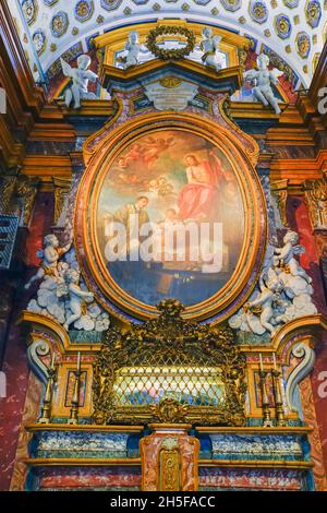 Reliquien in der Kapelle San Giovenale der Kathedrale Santa Maria, St. Juvenal in Fossano, Provincia di Cuneo, Italien. Der Glockenturm stammt jedoch aus der Zeit Stockfoto