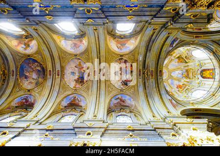 Die Fresken des Mittelschiffs und der Kuppel der Kathedrale Santa Maria, St. Juvenal in Fossano, Provincia di Cuneo, Italien. Der Glockenturm datieren jedoch Stockfoto