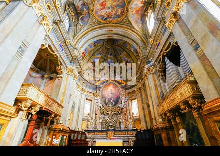 Apsis der Kathedrale Santa Maria, St. Juvenal in Fossano, Provincia di Cuneo, Italien. Der Glockenturm stammt jedoch aus dem 15. Jahrhundert Stockfoto