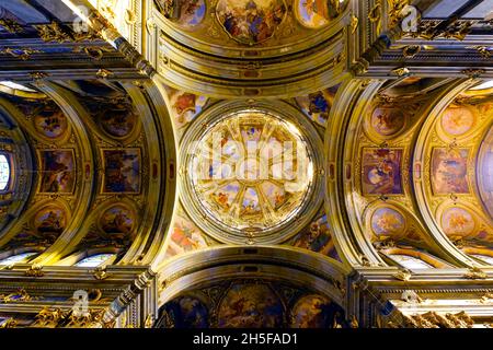 Die Fresken der Kuppel der Kathedrale Santa Maria, St. Juvenal in Fossano, Provincia di Cuneo, Italien. Der Glockenturm stammt jedoch aus dem 15. Jahrhundert Stockfoto