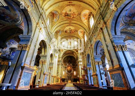 Mittelschiff und Apsis der Kathedrale Santa Maria, St. Juvenal in Fossano, Provincia di Cuneo, Italien. Der Glockenturm stammt jedoch aus dem 15 Stockfoto