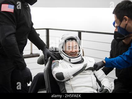 Pensecola, Vereinigte Staaten Von Amerika. November 2021. Pensecola, Vereinigte Staaten von Amerika. 08. November 2021. Der Astronaut Aki Hoshide der japanischen Luft- und Raumfahrtagentur wird nach dem Abplatschen im Golf von Mexiko am 8. November 2021 vor der Küste von Pensecola, Florida, aus der Raumsonde SpaceX Crew Dragon Endeavour geholfen. Die Kapsel trug die SpaceX Crew-2 NASA-Astronauten Shane Kimbrough, Megan McArthur, JAXA-Astronaut Aki Hoshide und ESA-Astronaut Thomas Pesquet von der Internationalen Raumstation zur Erde zurück. Quelle: Aubrey Gemignani/NASA/Alamy Live News Stockfoto