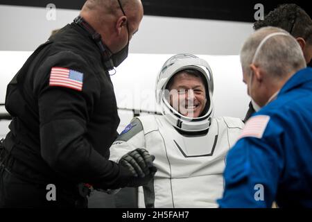 Pensecola, Vereinigte Staaten Von Amerika. November 2021. Pensecola, Vereinigte Staaten von Amerika. 08. November 2021. Die NASA-Astronautin Shane Kimbrough wird nach dem Abplatschen im Golf von Mexiko am 8. November 2021 vor der Küste von Pensecola, Florida, aus der Raumsonde SpaceX Crew Dragon Endeavour ausgeholfen. Die Kapsel trug die SpaceX Crew-2 NASA-Astronauten Shane Kimbrough, Megan McArthur, JAXA-Astronaut Aki Hoshide und ESA-Astronaut Thomas Pesquet von der Internationalen Raumstation zur Erde zurück. Quelle: Aubrey Gemignani/NASA/Alamy Live News Stockfoto