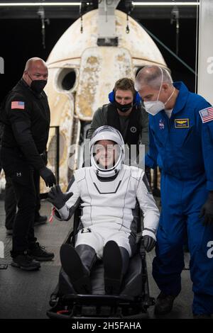 Pensecola, Vereinigte Staaten Von Amerika. November 2021. Pensecola, Vereinigte Staaten von Amerika. 08. November 2021. Die NASA-Astronautin Shane Kimbrough wird nach dem Abplatschen im Golf von Mexiko am 8. November 2021 vor der Küste von Pensecola, Florida, aus der Raumsonde SpaceX Crew Dragon Endeavour ausgeholfen. Die Kapsel trug die SpaceX Crew-2 NASA-Astronauten Shane Kimbrough, Megan McArthur, JAXA-Astronaut Aki Hoshide und ESA-Astronaut Thomas Pesquet von der Internationalen Raumstation zur Erde zurück. Quelle: Aubrey Gemignani/NASA/Alamy Live News Stockfoto