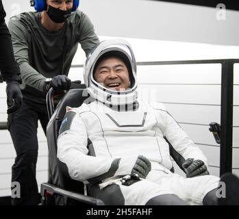 Pensecola, Vereinigte Staaten Von Amerika. November 2021. Pensecola, Vereinigte Staaten von Amerika. 08. November 2021. Der Astronaut Aki Hoshide der japanischen Luft- und Raumfahrtagentur wird nach dem Abplatschen im Golf von Mexiko am 8. November 2021 vor der Küste von Pensecola, Florida, aus der Raumsonde SpaceX Crew Dragon Endeavour geholfen. Die Kapsel trug die SpaceX Crew-2 NASA-Astronauten Shane Kimbrough, Megan McArthur, JAXA-Astronaut Aki Hoshide und ESA-Astronaut Thomas Pesquet von der Internationalen Raumstation zur Erde zurück. Quelle: Aubrey Gemignani/NASA/Alamy Live News Stockfoto