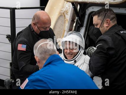 Pensecola, Vereinigte Staaten Von Amerika. November 2021. Pensecola, Vereinigte Staaten von Amerika. 08. November 2021. Die NASA-Astronautin Shane Kimbrough wird nach dem Abplatschen im Golf von Mexiko am 8. November 2021 vor der Küste von Pensecola, Florida, aus der Raumsonde SpaceX Crew Dragon Endeavour ausgeholfen. Die Kapsel trug die SpaceX Crew-2 NASA-Astronauten Shane Kimbrough, Megan McArthur, JAXA-Astronaut Aki Hoshide und ESA-Astronaut Thomas Pesquet von der Internationalen Raumstation zur Erde zurück. Quelle: Aubrey Gemignani/NASA/Alamy Live News Stockfoto