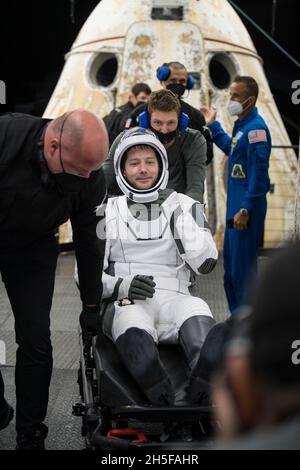 Pensecola, Vereinigte Staaten Von Amerika. November 2021. Pensecola, Vereinigte Staaten von Amerika. 08. November 2021. Der Astronaut der Europäischen Weltraumorganisation, Thomas Pesquet, wird nach dem Abplatschen im Golf von Mexiko am 8. November 2021 vor der Küste von Pensecola, Florida, aus der Raumsonde SpaceX Crew Dragon Endeavour gehofft. Die Kapsel trug die SpaceX Crew-2 NASA-Astronauten Shane Kimbrough, Megan McArthur, JAXA-Astronaut Aki Hoshide und ESA-Astronaut Thomas Pesquet von der Internationalen Raumstation zur Erde zurück. Quelle: Aubrey Gemignani/NASA/Alamy Live News Stockfoto