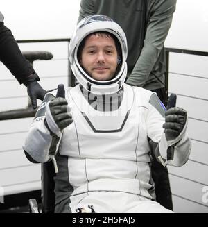 Pensecola, Vereinigte Staaten Von Amerika. November 2021. Pensecola, Vereinigte Staaten von Amerika. 08. November 2021. ESA-Astronaut Thomas Pesquet, gibt Daumen nach oben, als er aus der Raumsonde SpaceX Crew Dragon Endeavour nach dem Abplatschen im Golf von Mexiko geholfen wird 8. November 2021 vor der Küste von Pensecola, Florida. Die Kapsel trug die SpaceX Crew-2 NASA-Astronauten Shane Kimbrough, Megan McArthur, JAXA-Astronaut Aki Hoshide und ESA-Astronaut Thomas Pesquet von der Internationalen Raumstation zur Erde zurück. Quelle: Aubrey Gemignani/NASA/Alamy Live News Stockfoto