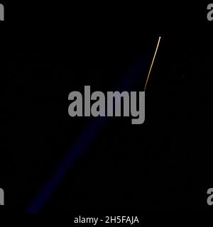 Pensecola, Vereinigte Staaten Von Amerika. November 2021. Pensecola, Vereinigte Staaten von Amerika. 08. November 2021. Eine Lichtsträhne schneidet den Nachthimmel, als sich die Raumsonde SpaceX Crew Dragon Endeavour im Golf von Mexiko dem Spritzwassereinfall nähert 8. November 2021 vor der Küste von Pensecola, Florida. Die Kapsel trug die SpaceX Crew-2 NASA-Astronauten Shane Kimbrough, Megan McArthur, JAXA-Astronaut Aki Hoshide und ESA-Astronaut Thomas Pesquet von der Internationalen Raumstation zur Erde zurück. Quelle: Aubrey Gemignani/NASA/Alamy Live News Stockfoto