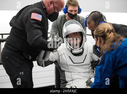 Pensecola, Vereinigte Staaten Von Amerika. November 2021. Pensecola, Vereinigte Staaten von Amerika. 08. November 2021. Der Astronaut der Europäischen Weltraumorganisation, Thomas Pesquet, wird nach dem Abplatschen im Golf von Mexiko am 8. November 2021 vor der Küste von Pensecola, Florida, aus der Raumsonde SpaceX Crew Dragon Endeavour gehofft. Die Kapsel trug die SpaceX Crew-2 NASA-Astronauten Shane Kimbrough, Megan McArthur, JAXA-Astronaut Aki Hoshide und ESA-Astronaut Thomas Pesquet von der Internationalen Raumstation zur Erde zurück. Quelle: Aubrey Gemignani/NASA/Alamy Live News Stockfoto