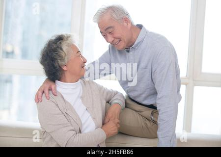 Glückliches und liebevolles altes Paar Stockfoto