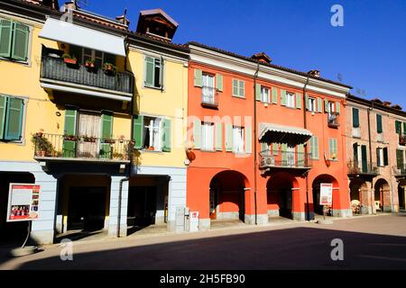 Bunte Häuser an der Via Garibaldi, Fossano. Region Piemonte, Norditalien, Stockfoto