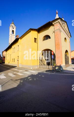 Blick auf die Straße der Kirche der Confraternia del Gonfalone, auch bekannt als Battuti Bianchi, Fossano. Region Piemonte, Norditalien, Stockfoto