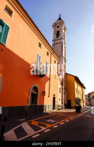 Blick auf die Straße der Kirche der Confraternia del Gonfalone, auch bekannt als Battuti Bianchi, Fossano. Region Piemonte, Norditalien, Stockfoto