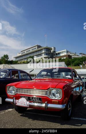 Classic 1972 Ford Escort Mk1 Auto unter dem Cliffs Pavilion in Southend on Sea, Essex, Großbritannien. London nach Southend Classic Car Run Zusammentreffen am Meer Stockfoto