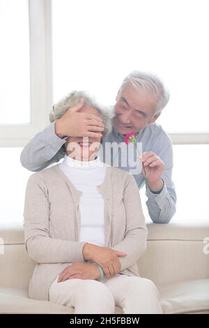 Der alte Mann gab seiner Frau Blumen Stockfoto
